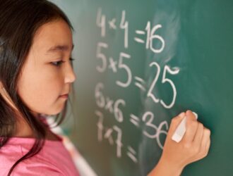 Những câu than phiền của phụ huynh như “Mấy thứ này có bao giờ dùng đến đâu?” cũng vô tình khiến trẻ nghĩ rằng toán học không thực sự quan trọng