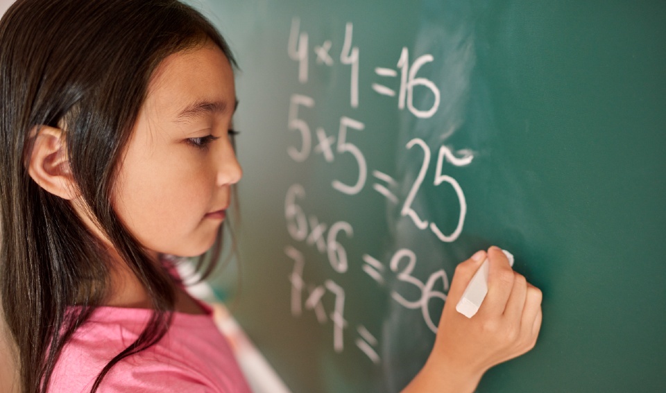 Những câu than phiền của phụ huynh như “Mấy thứ này có bao giờ dùng đến đâu?” cũng vô tình khiến trẻ nghĩ rằng toán học không thực sự quan trọng